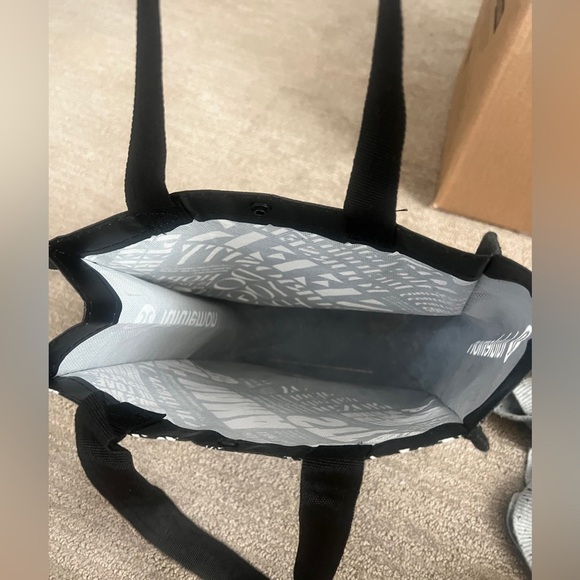 Lululemon - black small tote - Picture 4 of 8